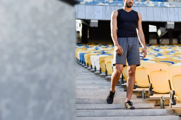 Ausgeschnittener Blick Auf Jungen Sportler Auf Treppe Stadion — Stockfoto