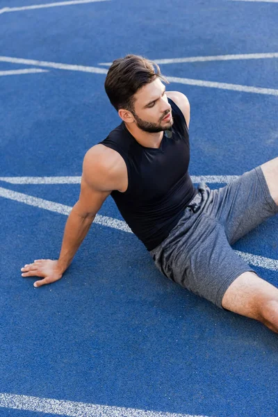 Junger Sportler Sitzt Stadion Auf Dem Boden — Stockfoto