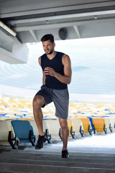 Joven Deportista Corriendo Por Las Escaleras Estadio — Foto de Stock