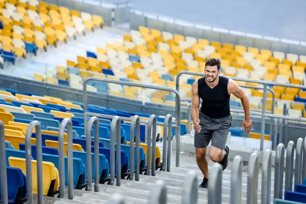 Joven Deportista Corriendo Por Las Escaleras Estadio — Foto de Stock
