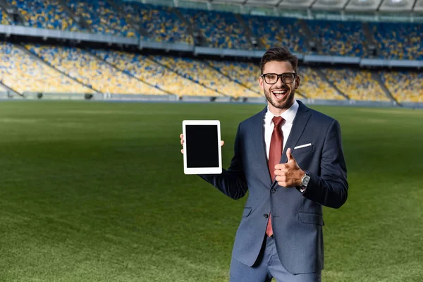 Szczęśliwy Młody Biznesmen Garniturze Okularach Trzyma Cyfrowy Tablet Pustym Ekranem — Zdjęcie stockowe