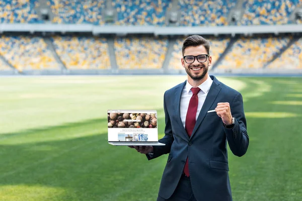 Kyiv Ukraine Junho 2019 Jovem Empresário Sorridente Terno Mostrando Sim — Fotografia de Stock