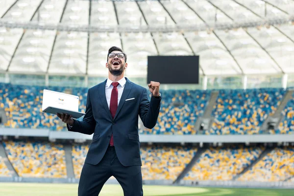 Kyiv Ukraine June 2019 Low Angle View Happy Young Businessman — Stock Photo, Image