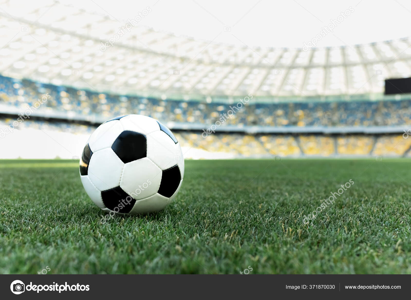 Bola De Futebol No Chão Grama Estádio Jogo De Futebol Esporte Competição  Evento Campeonato Jogo Artificial Grama Verde Gramado Campo Gramado Ao Ar  Livre Calma Bola Esportiva Vazia Isolada Close-up Fundo Foto