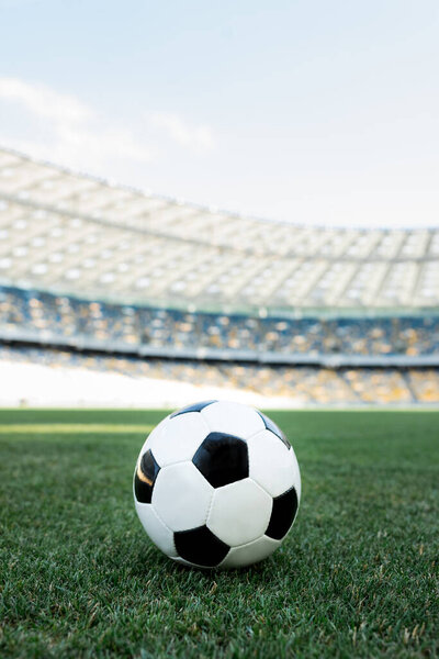футбольный мяч на травяном футбольном поле на стадионе
