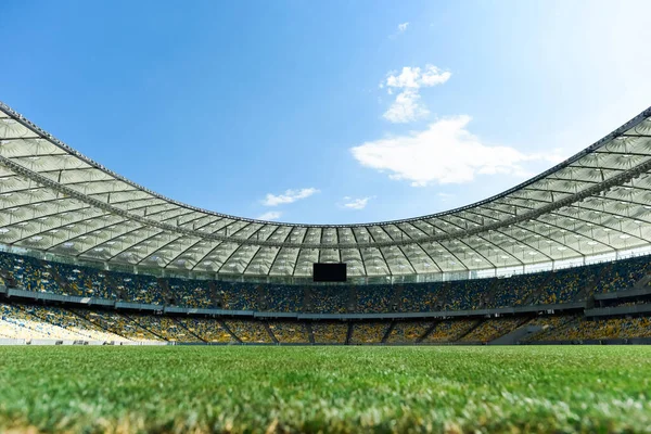 Trawiasty Boisko Piłki Nożnej Stadionie Słoneczny Dzień Błękitnym Niebem — Zdjęcie stockowe