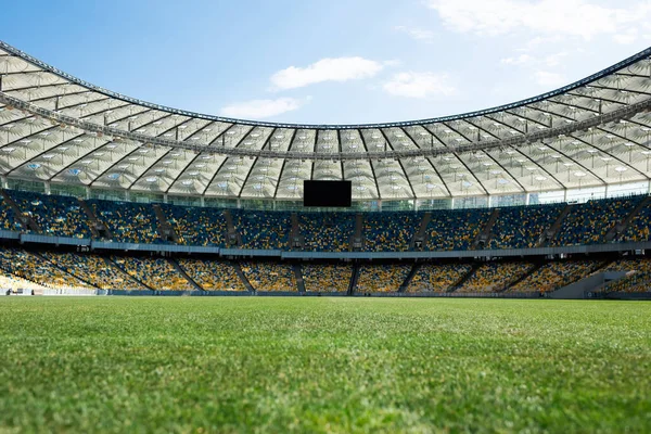 Trawiasty Boisko Piłki Nożnej Stadionie Słoneczny Dzień Błękitnym Niebem — Zdjęcie stockowe