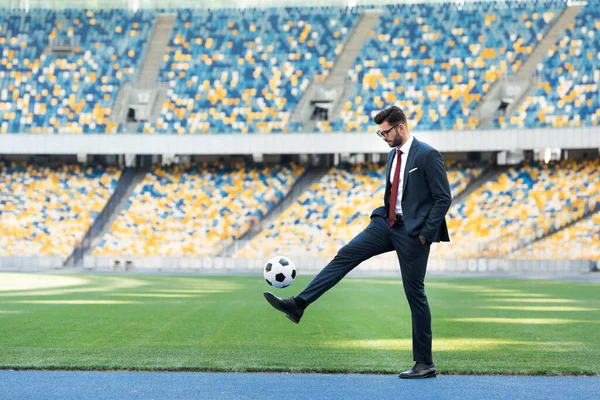 Jovem Empresário Terno Óculos Jogando Com Bola Futebol Estádio — Fotografia de Stock