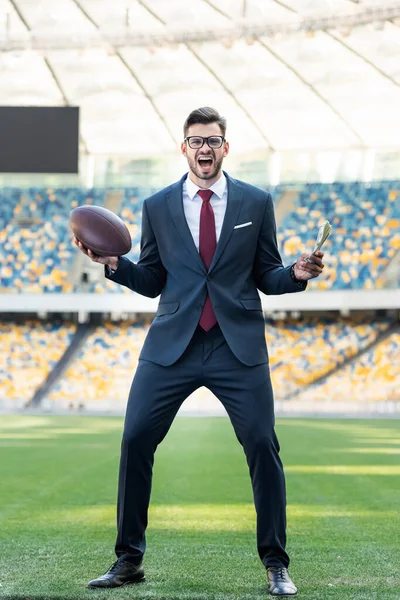 Jovem Empresário Terno Óculos Com Bola Rugby Gritando Estádio — Fotografia de Stock