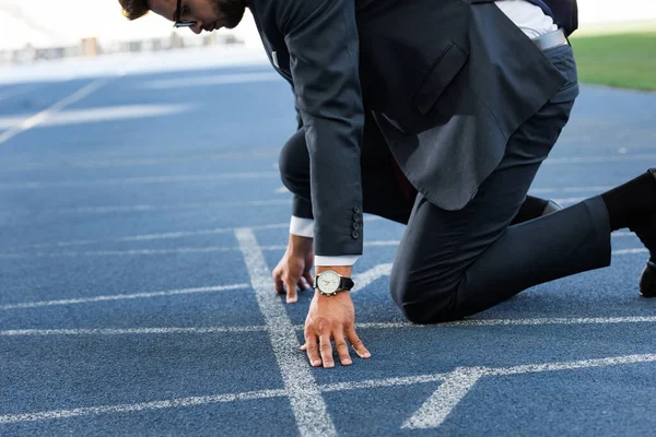 Vista Recortada Joven Hombre Negocios Traje Posición Inicio Pista Atletismo —  Fotos de Stock