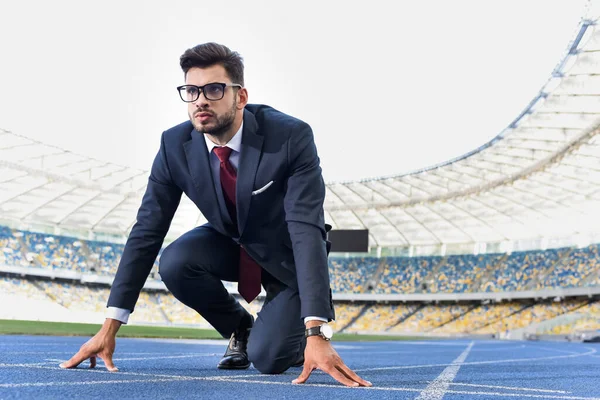 Młody Biznesmen Garniturze Pozycji Startowej Torze Biegowym Stadionie — Zdjęcie stockowe