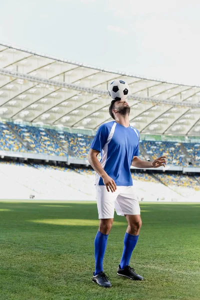 Jogador Futebol Profissional Uniforme Azul Branco Com Bola Cabeça Estádio — Fotografia de Stock