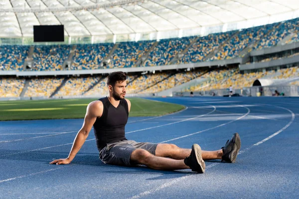 Pohledný Sportovec Odpočívající Běžecké Dráze Stadionu — Stock fotografie