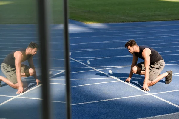 Selektywne Skupienie Przystojnego Biegacza Pozycji Startowej Torze Biegowym Stadionie — Zdjęcie stockowe