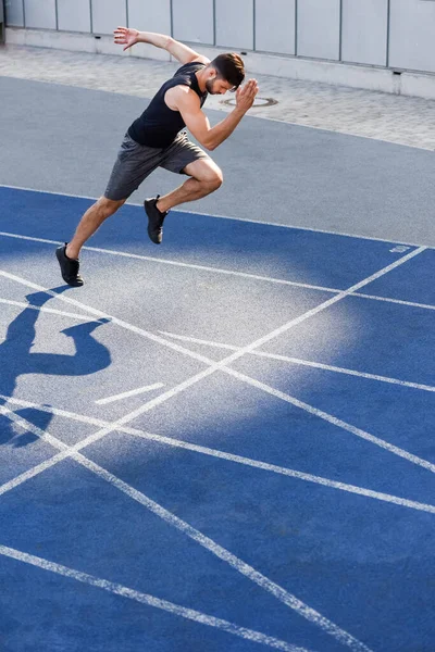 Schöne Läuferin Trainiert Auf Laufstrecke Stadion — Stockfoto