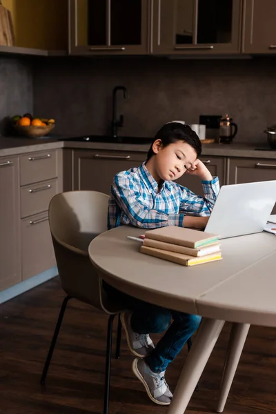 Chateado Ásia Menino Estudar Online Com Laptop Casa Durante Quarentena — Fotografia de Stock