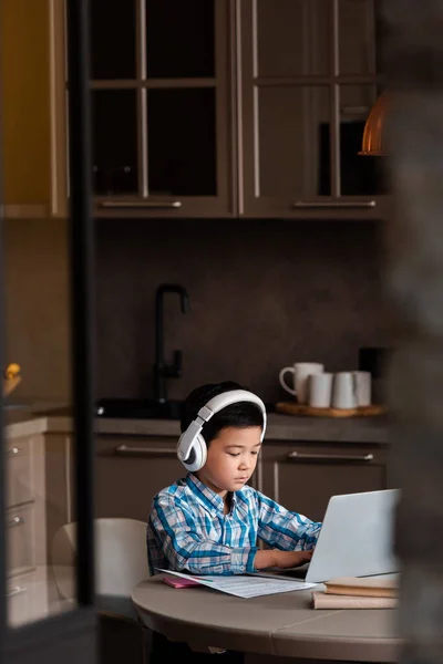 Aziatische Jongen Studeren Online Met Boeken Laptop Hoofdtelefoon Thuis Tijdens — Stockfoto