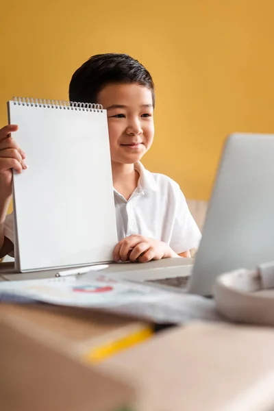 Glücklicher Asiatischer Junge Lernt Online Mit Notizblock Und Laptop Hause — Stockfoto