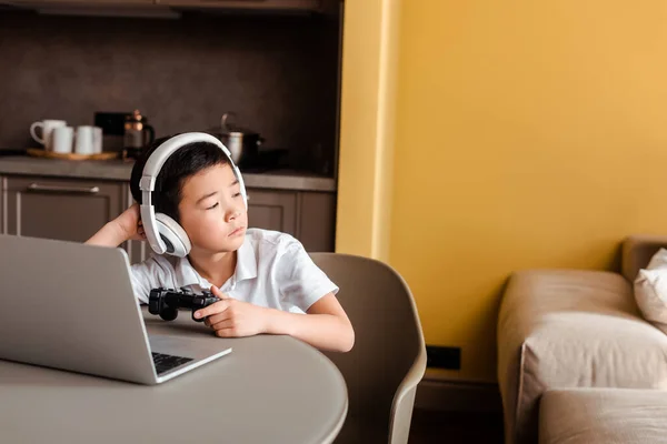 Киев Украина Апреля 2020 Года Мальчик Играющий Видеоигру Джойстиком Ноутбуком — стоковое фото