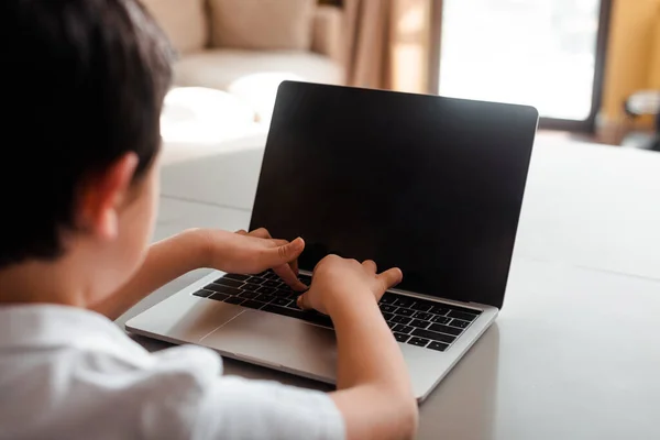 Przycięty Widok Chłopca Studiuje Online Wpisując Laptopie Pustym Ekranem Domu — Zdjęcie stockowe