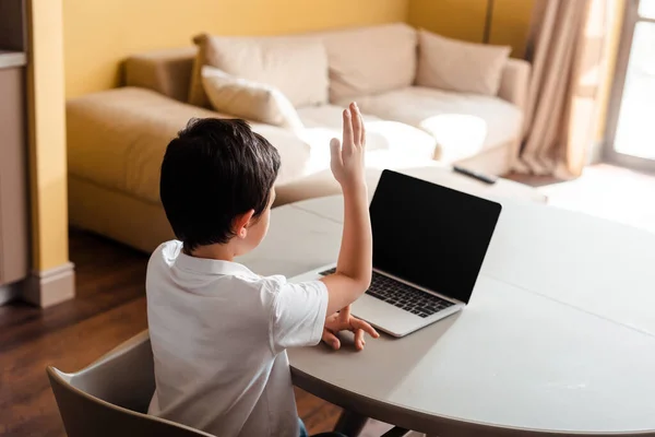 Visão Traseira Menino Estudando Online Laptop Com Tela Branco Casa — Fotografia de Stock