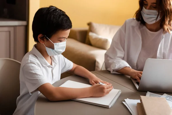 Schattig Aziatisch Jongen Medisch Masker Studeren Met Moeder Thuis Quarantaine — Stockfoto