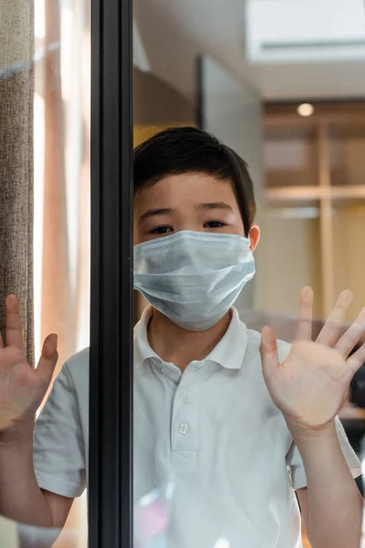 Bonito Ásia Menino Médico Máscara Olhando Através Janela Quarentena — Fotografia de Stock