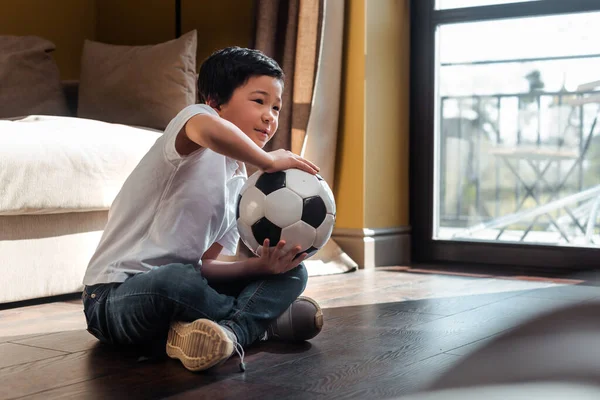 Ásia Menino Com Futebol Bola Assistir Esportes Jogo Casa Quarentena — Fotografia de Stock