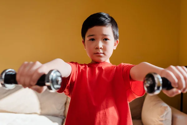 Fokus Selektif Anak Laki Laki Asia Yang Berolahraga Dengan Dumbel — Stok Foto