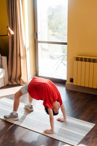 Niño Deportivo Asiático Puente Pone Tatami Fitness Casa Durante Cuarentena — Foto de Stock