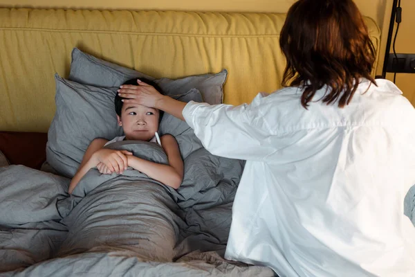 Ziek Aziatische Jongen Met Koorts Liggend Bed Met Moeder Buurt — Stockfoto