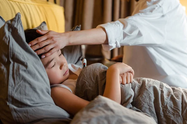 Chico Asiático Enfermo Con Temperatura Cama Con Madre Cerca Cuarentena — Foto de Stock