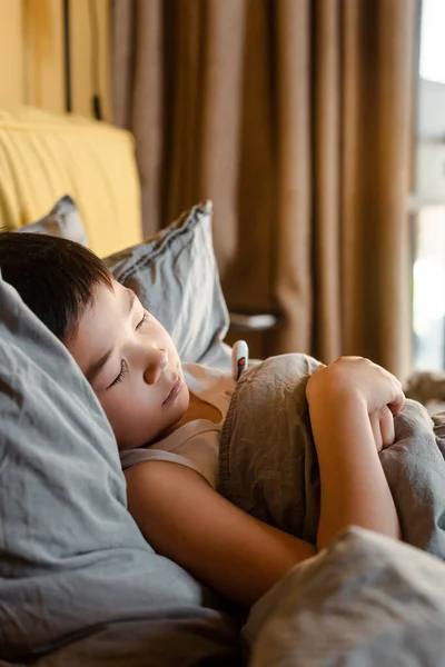 Chico Asiático Enfermo Con Termómetro Durmiendo Cama Cuarentena — Foto de Stock