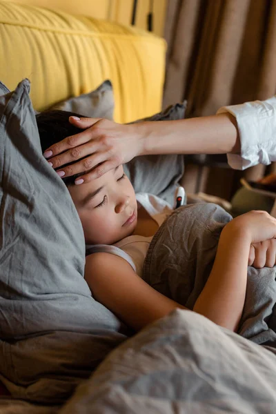 Anak Asia Sakit Berbaring Tempat Tidur Dengan Ibu Dekat Pada — Stok Foto