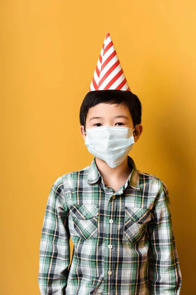 Anak Asia Pesta Ulang Tahun Kerucut Dan Masker Medis Kuning — Stok Foto