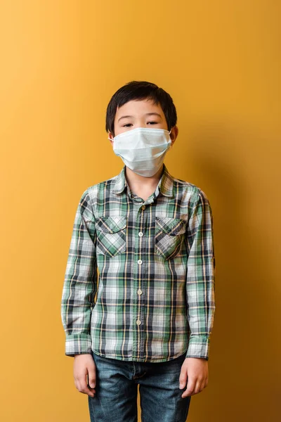 Schattig Aziatisch Jongen Medisch Masker Geel Tijdens Zelf Isolatie — Stockfoto