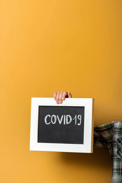 Bijgesneden Weergave Van Kid Holding Board Met Covid Teken Geel — Stockfoto