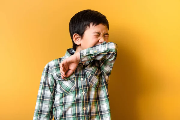 Mignon Garçon Asiatique Malade Éternuant Sur Jaune Pendant Isolement Individuel — Photo