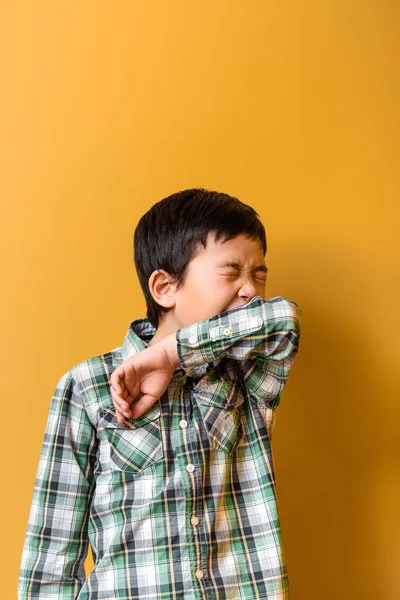 Kranker Asiatischer Junge Niest Während Selbstisolierung Auf Gelb — Stockfoto