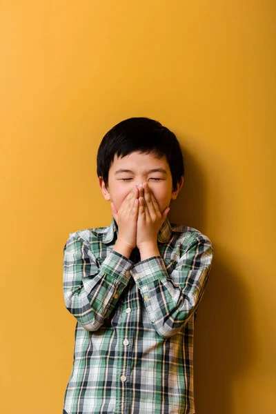 Kranker Asiatischer Junge Niest Während Selbstisolierung Auf Gelb — Stockfoto