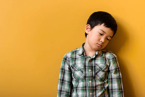 Ledsen Bedårande Asiatisk Pojke Står Gul — Stockfoto