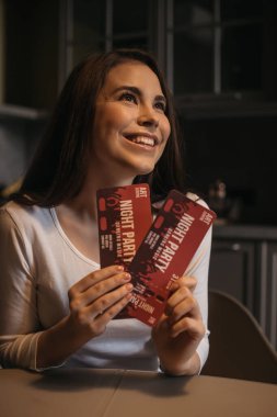 Gece parti biletleri tutan mutlu kız, karantina konseptinin sonu. 