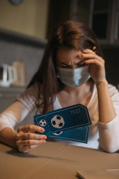 Mujer Frustrada Máscara Médica Celebración Entradas Para Partidos Deportivos Casa — Foto de Stock