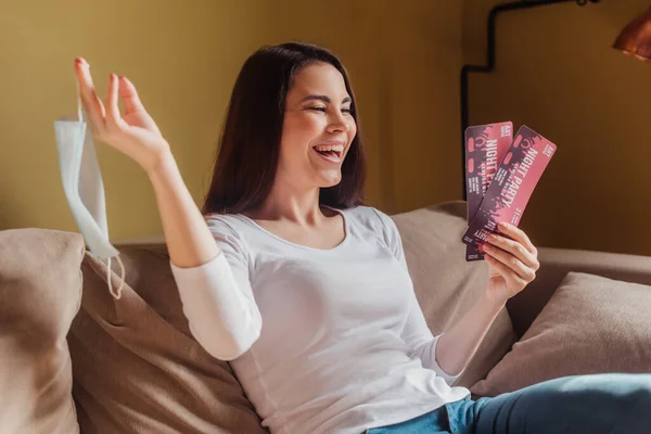 Chica Feliz Celebración Boletos Fiesta Noche Máscara Médica Fin Del — Foto de Stock