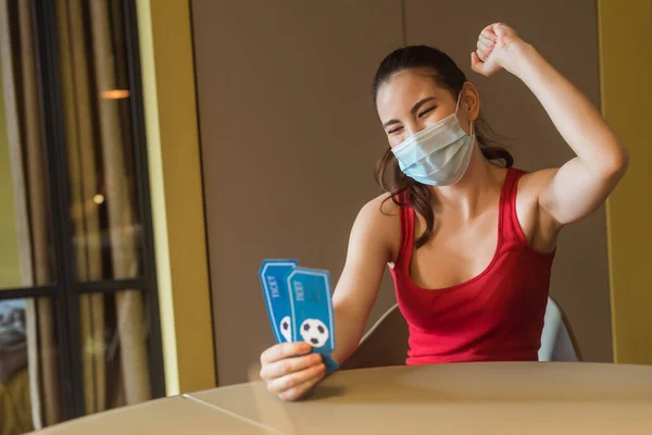 Весела Жінка Медичній Масці Тримає Спортивні Квитки Матч — стокове фото