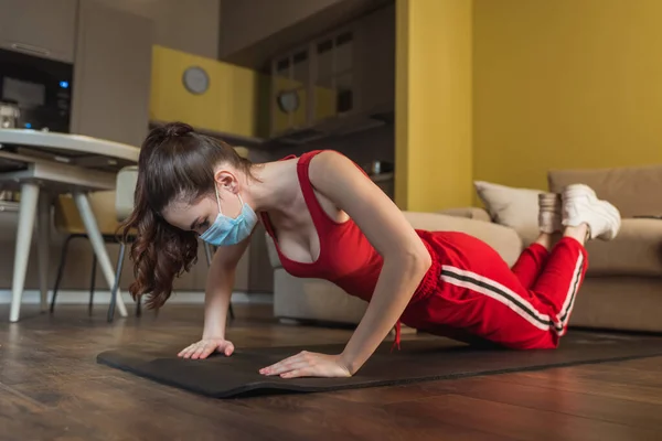 Sportive Woman Medical Mask Sportswear Exercising Fitness Mat — Stock Photo, Image