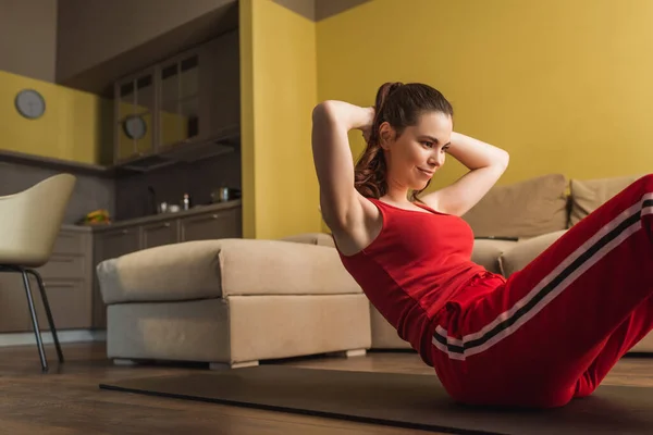 Mujer Joven Feliz Ropa Deportiva Haciendo Ejercicio Alfombra Fitness — Foto de Stock