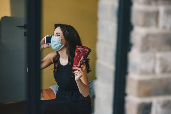 Selectieve Focus Van Jonge Vrouw Medisch Masker Zwarte Jurk Holding — Stockfoto