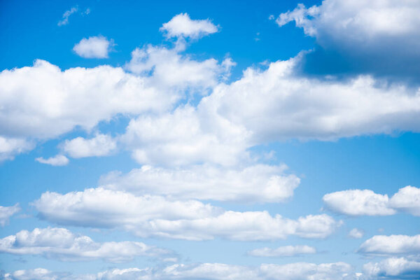 Прекрасное голубое небо и белые пушистые облака