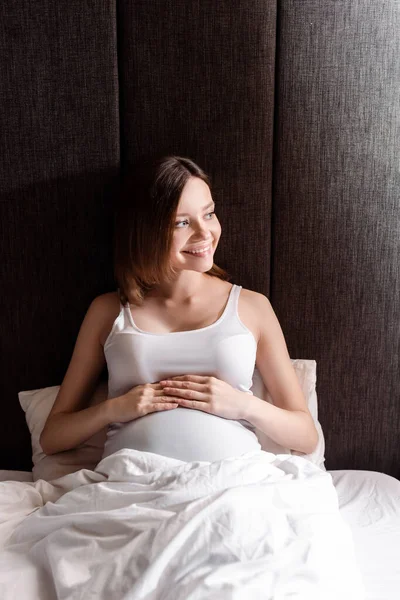 Mulher Feliz Grávida Tocando Barriga Olhando Para Longe — Fotografia de Stock